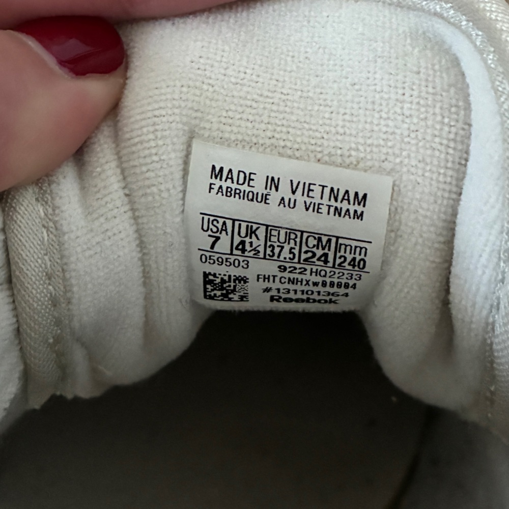 Women’s Size 7 Reebok Classic Leather Sneakers in Alabaster Beige - Picture 3 of 9